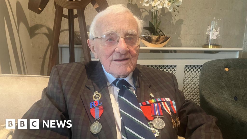 Manchester D-Day veteran recalls 'carnage' of Normandy landing - BBC News