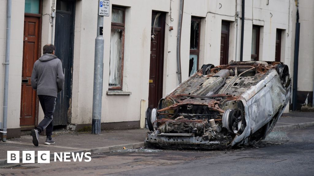 Seventeen police officers injured during  second night of Ballymena violence
