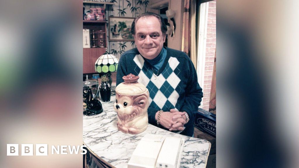 Del Boy's bar makes a 'cushty' 22,000 at auction
