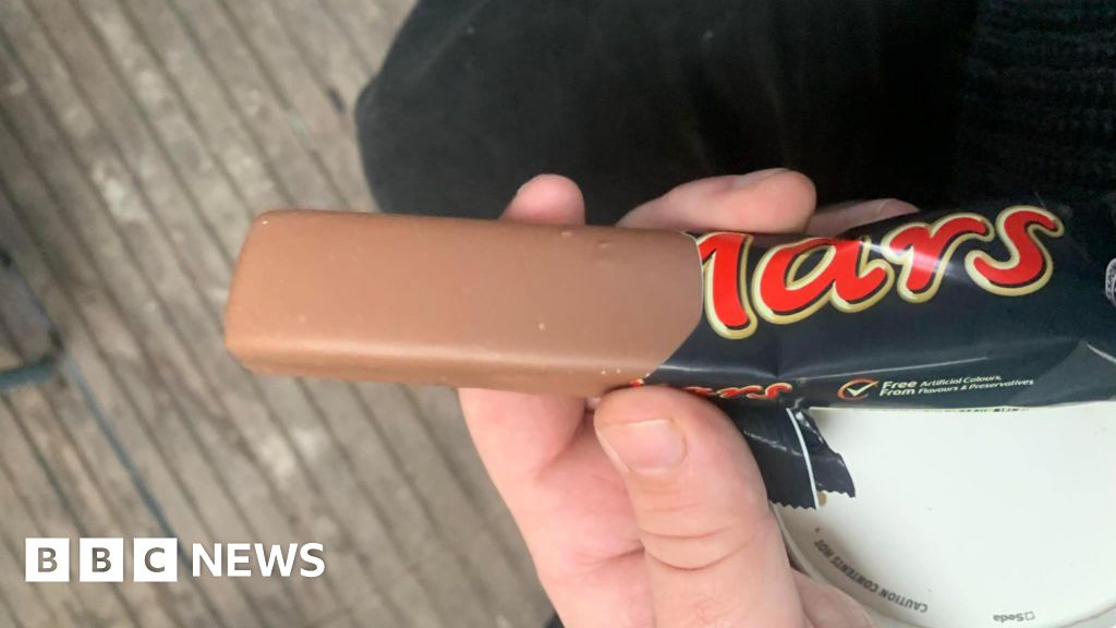 Smooth Mars bar discovered without signature ripple