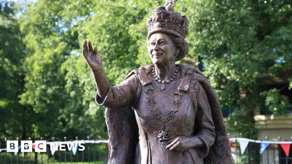 Queen Elizabeth II Statue Unveiled in Andover