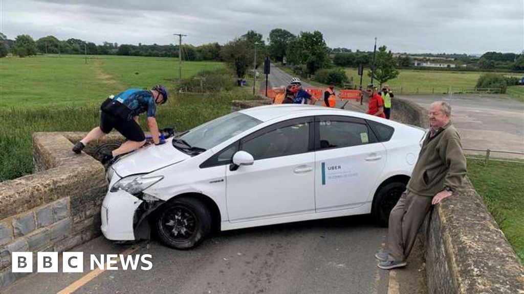 Medieval Warwickshire bridge shut after being hit by Uber car - BBC News