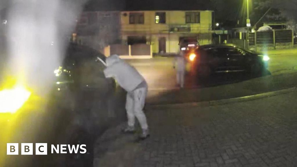 The terrifying moment an arson attack began in Littleborough | Manchester News
