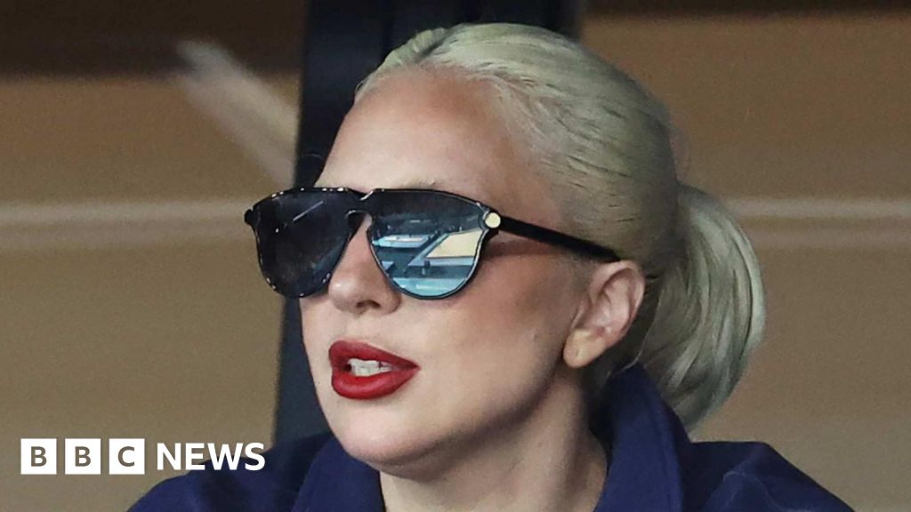 Lady Gaga, nişan söylentileri arasında Paris’te yeni müzik çalıyor