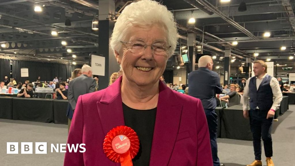 Mayor loses no confidence vote in airport row
