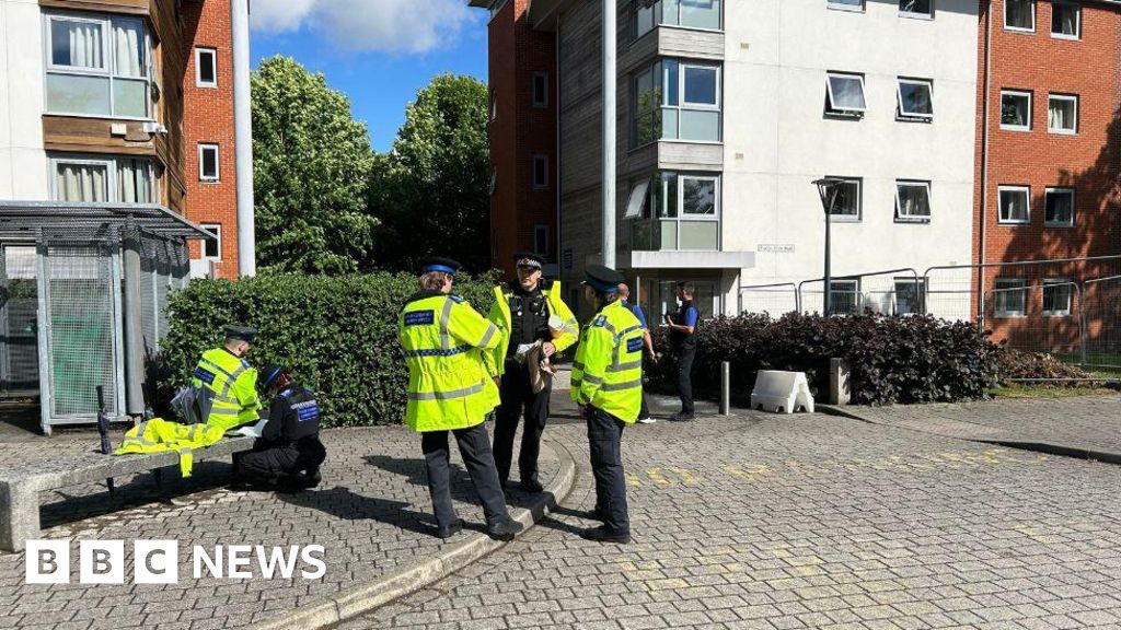 Un ancien étudiant inculpé après une attaque à l'arbalète à l'Université de Surrey