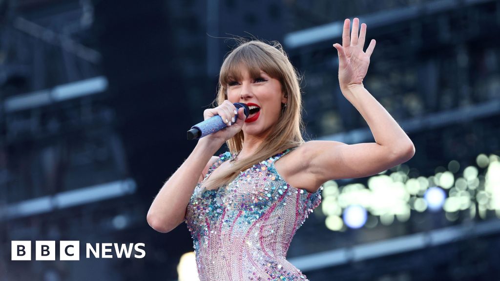 Dylan Thomas: Taylor Swift name drops Welsh poet i