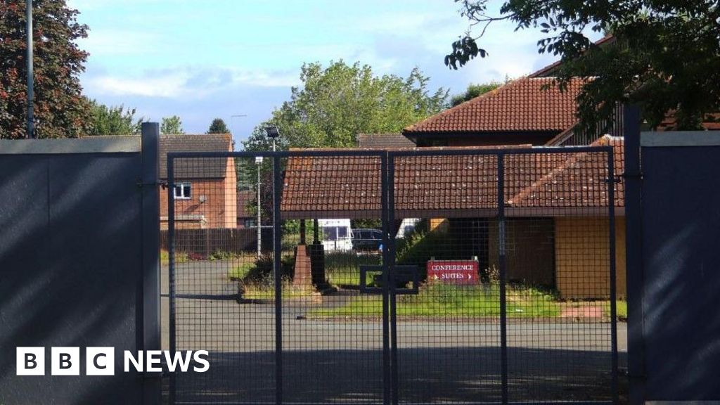 Travellers set up camp at former Hereford hotel - BBC News