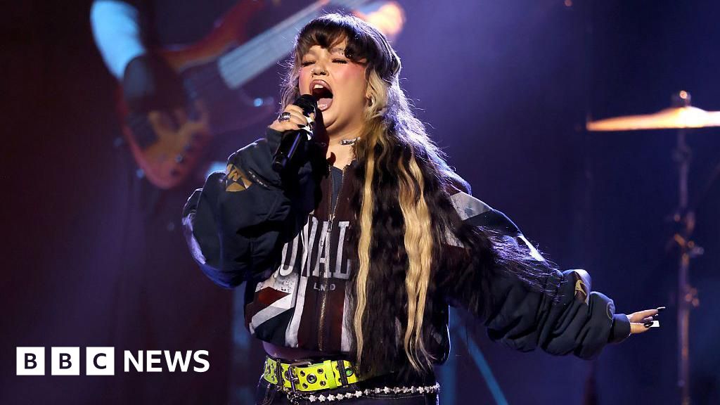 Lola Young cancels gigs ‘for the foreseeable future’