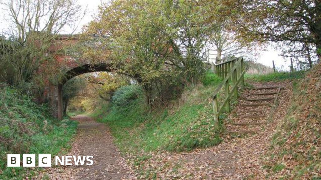 Marriott's Way: Man 'seen with sword' at Norfolk footpath - BBC News