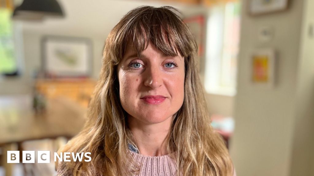 Why are parents flooding MPs with demands to ban social media?