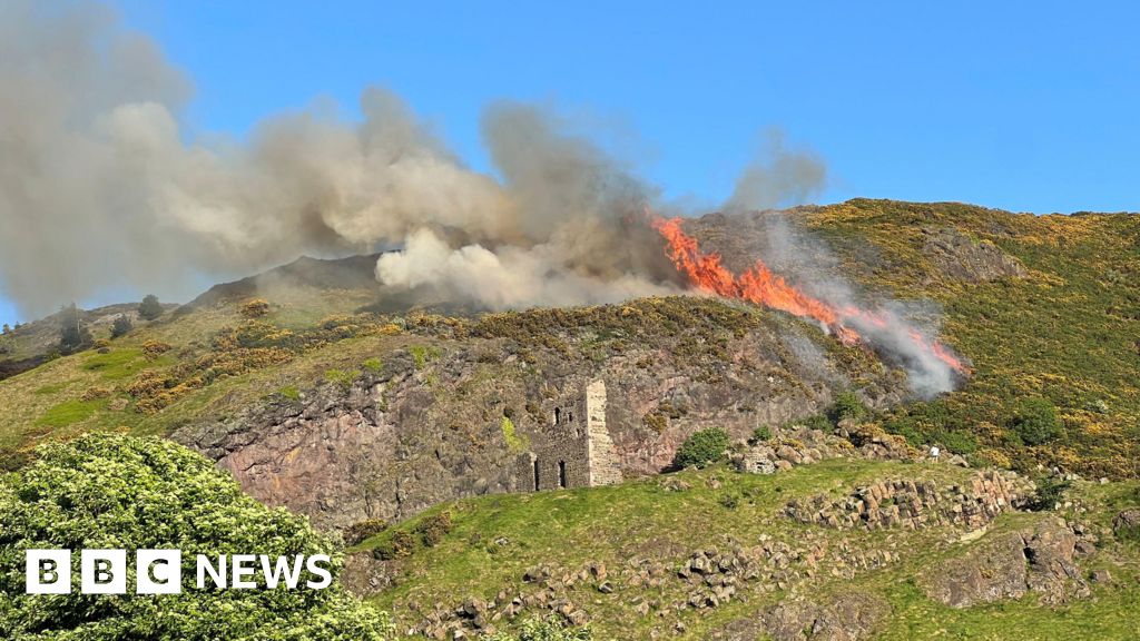 Grass fire breaks out near Arthur's Seat in Edinburgh