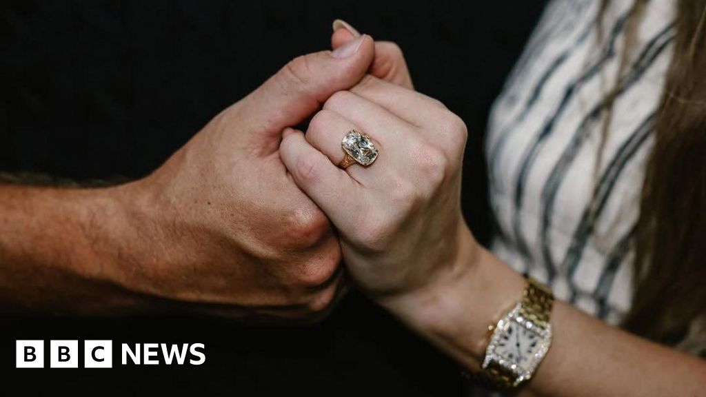 Taylor Swift's engagement ring, and the celebrity trend for big rocks