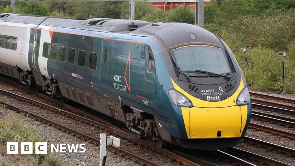 Rail worker in near miss on West Coast Main Line – report