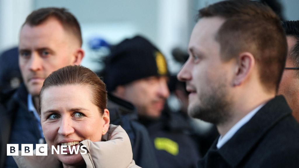 Датският премиер Мете Фредериксен посещава столицата на Гренландия Нуук за