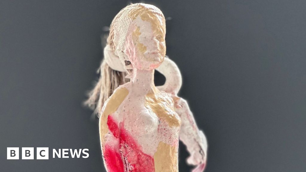Ocean waste sculpture highlights 'plastic crisis'