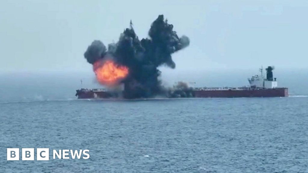 Žiūrėkite: husiai atakuoja naftos tanklaivį Jemene