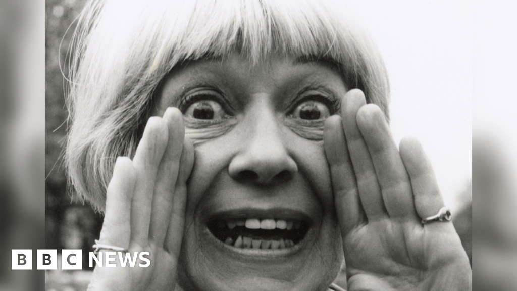 Lesbian activist Jackie Forster gets rainbow plaque