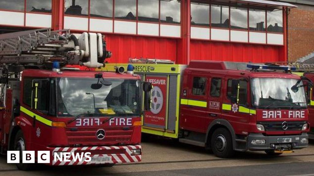 Crews tackle large fire at Saxilby Enterprise Park