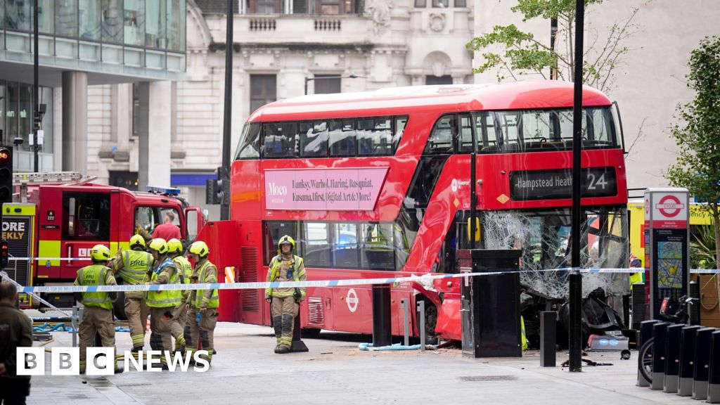 Pedestrians injured in bus collision in Victoria