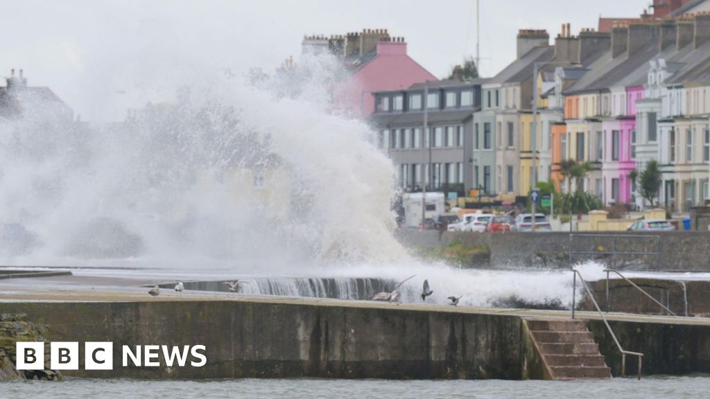 Ireland Weather: Heavy Rain & Warnings Issued | BBC News - News Directory 3
