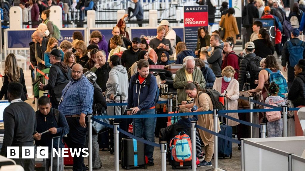 US travellers pack airports ahead of Thanksgiving holiday