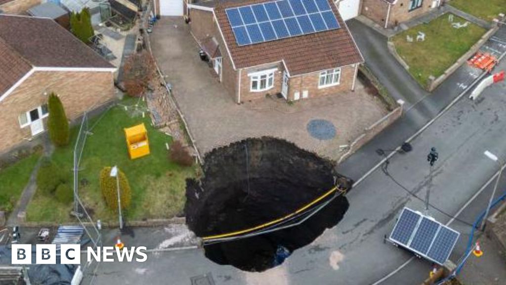 First residents back home after sinkhole nightmare