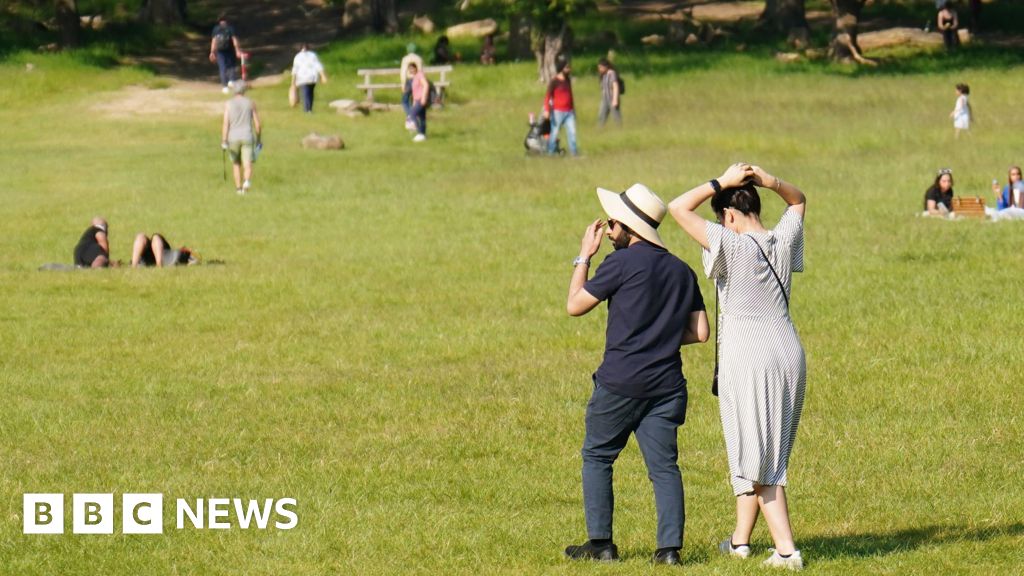 Sewage leak leads to warning to avoid water in London parks