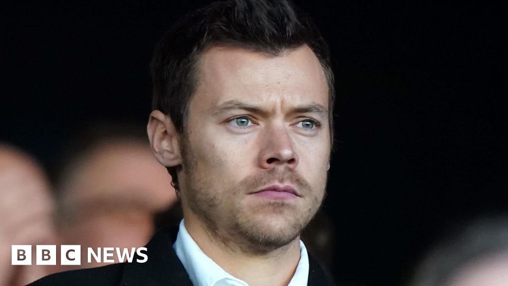 Stalker who sent Harry Styles 8,000 cards is jailed