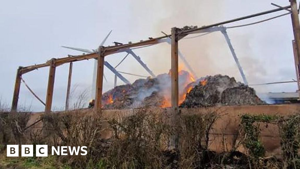 Smoke alert to Devon households after large barn fire BBC News