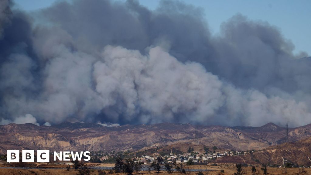 New fast-growing wildfire erupts near Los Angeles