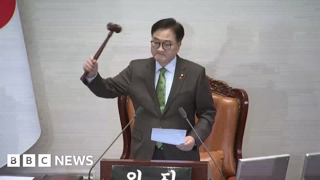 Moment South Korean lawmakers vote to impeach President Yoon