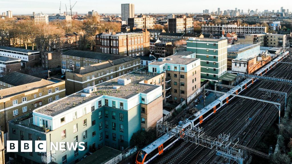 Londoners 'pay 43K premium to live near rail line'