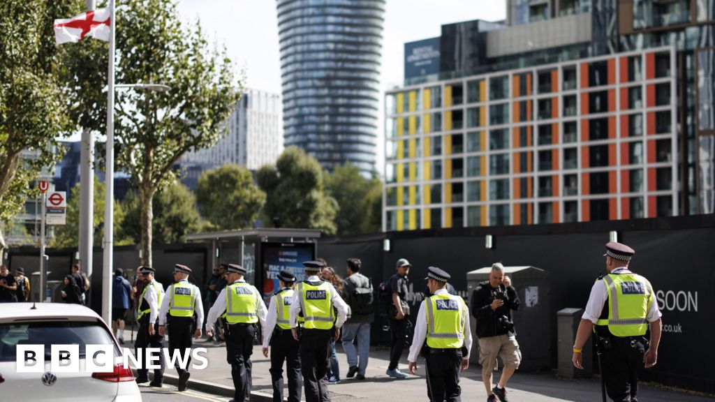 Three arrested at Canary Wharf anti-asylum hotel protest