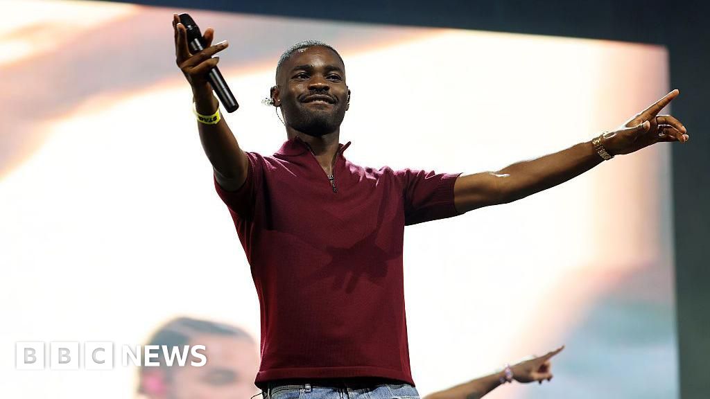 Dave dethrones Taylor Swift as new album sets rap records