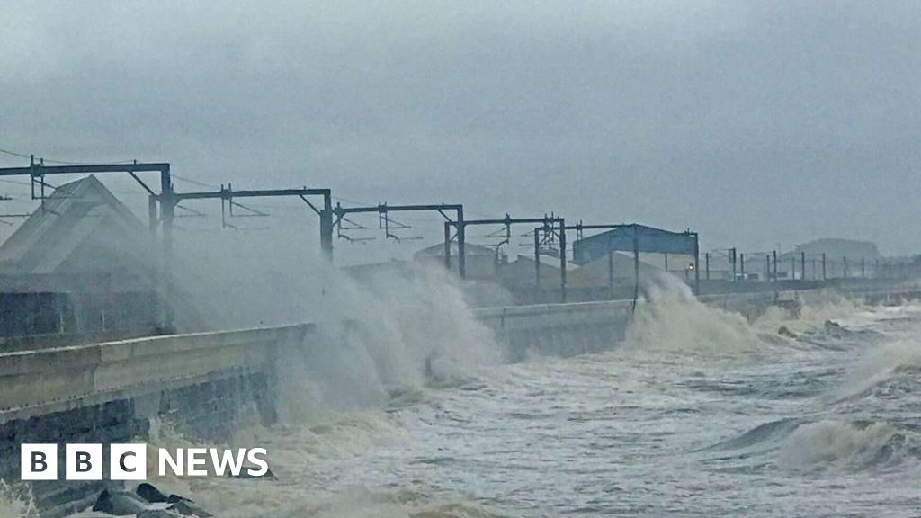 Storm Ashley: Power cuts and travel alert as ‘weather bomb’ approaches Scotland