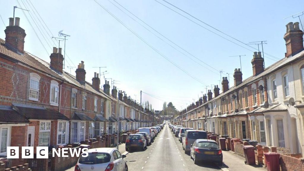 Reading: Warnings after reports of man with knife 'chasing girls'