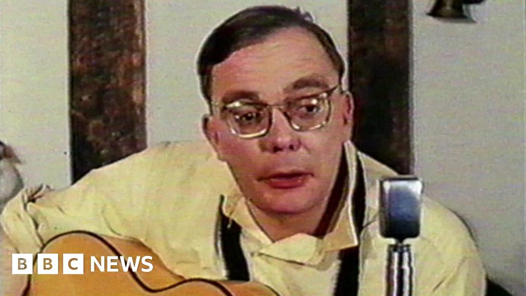 Singing Postman's Norfolk 'nicotine gal' muse dies aged 92