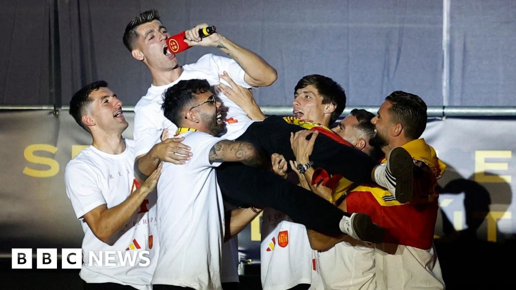 España, ganadora de la Eurocopa, corea “Gibraltar es español” durante el desfile de Madrid