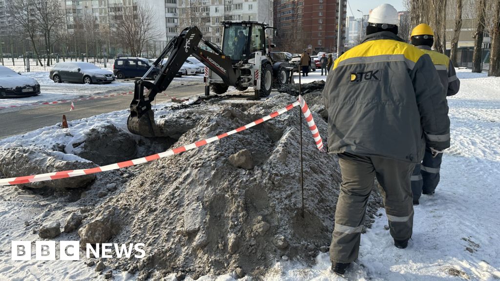 На крайградска жп гара в Киев два вагона боядисани в