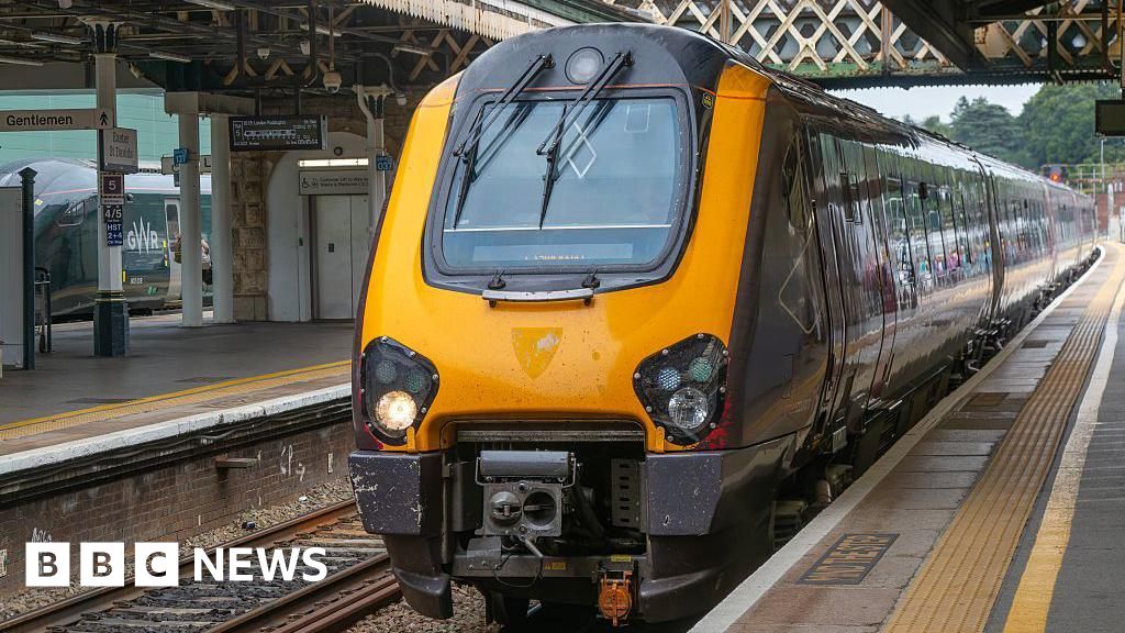 Major rail disruption in South of England due to radio fault