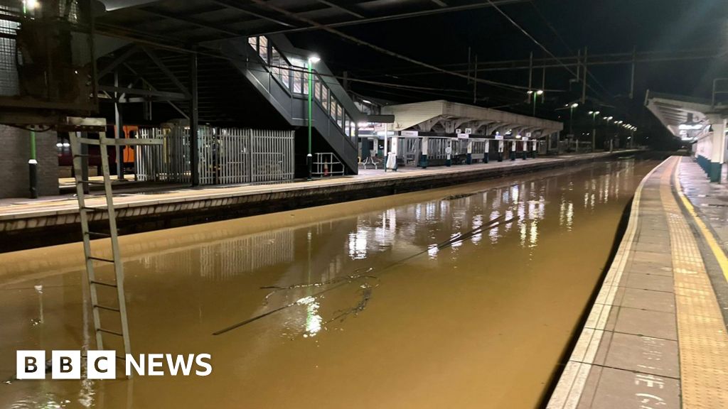 Disruption at flooded Northampton station enters third day - BBC News