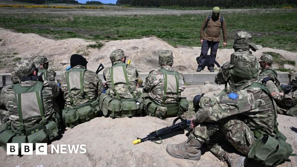 UK considers sending troops to train Ukrainians