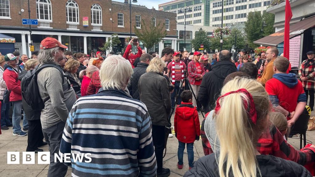 Beck Theatre: Hundreds attend protest to save venue