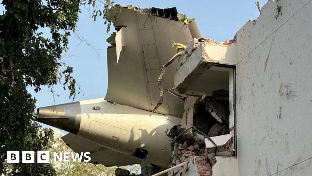 Aviation authority says Boeing fuel switches are safe during crash probe