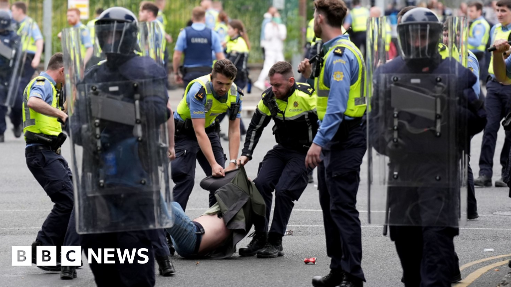 Dublin: Irish PM condemns ‘reprehensible’ violence at protest – BBC News