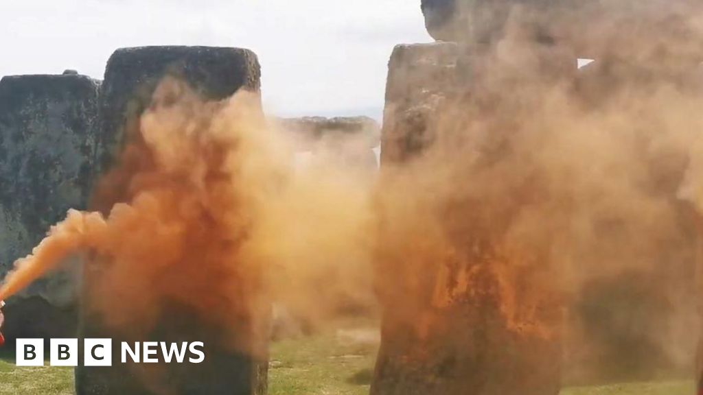 Stonehenge: Pair deny Just Stop Oil orange paint protest charges