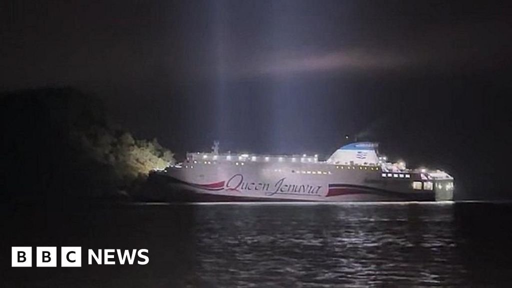 Arrests made after South Korea ferry runs aground