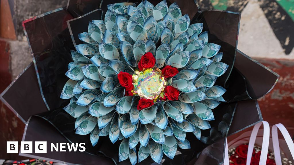 Кенийците хвърлят цветя за букети с пари за Свети Валентин. Не всички са впечатлени