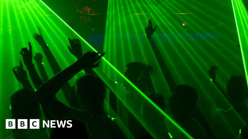 Play menceritakan kisah nyata tentang Luton Ravers yang memblokir kerusuhan Marsh Farm